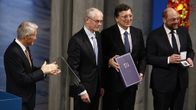 Eurooppa-neuvoston puheenjohtaja Herman Van Rompuy, EU-komission puheenjohtaja José Manuel Barroso ja europarlamentin puhemies Martin Schulz vastaanottavat Nobelin rauhanpalkinnon.
