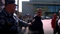 Homoaktivisti Pietarissa, poliisi tarttunut kiinni. 