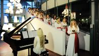Lucia-neito esiintyi Ylen Isossa Pajassa 13. joulukuuta 2012 - kulkue laskeutuu portaita. 