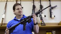 Ron Moon esittelee Smith & Wesson AR15 -tyyppistä M&P15-kivääriä asemyymälässään Tuckerissa, Gerogian osavaltiossa, 19. joulukuuta.