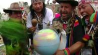 Maya-shamaanit suorittavat maailmanlopun rituaalia Perussa. 