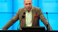 Ruotsidemokraattien Erik Almqvist tiedotustilaisuudessa 14. joulukuuta Tukholmassa.