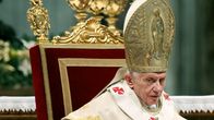 Paavi Benedictus XVI uuden vuoden messussa Pietarinkirkossa, Vatikaanissa, 1. tammikuuta.