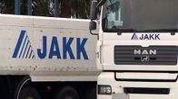 JAKKin kuorma-autoja logolla.