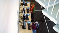Opiskelijoita tietokoneiden ääressä Turun yliopistossa.