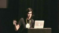 Aaron Swartz puhujanpöntössä.