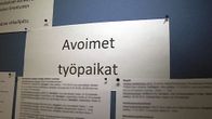 Lista avoimista työpaikoista TE-toimiston seinällä.