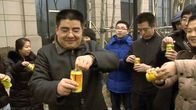 Pullotettua puhdasta ilmaa myyvä Chen Guangbiao ja hänen asiakkaitaan avaamassa pullotettua ilmaa sisältäviä tölkkejä.