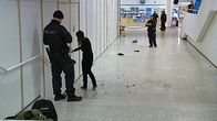 Poliiseja tapahtumapaikalla Jyväskylän kirjaston luentosalin ulkopuolella.