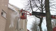 Lunta pudotetaan kerrostalon katolta.