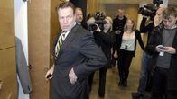 Ilkka Kanerva toimittajien ympäröimänä.