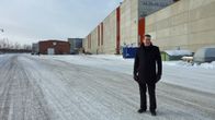 Valtavalon toimitusjohtaja Markku Laatikainen seisoo tehdashallien edessä.