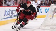 Phoenix Coyotesin Lauri Korpikoski yrittää kiekon kanssa maalin edustalle.