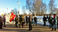 Mielenosoittajia Finlandia-talon edustalla.
