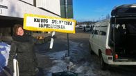 Mielenosoittaja Finlandia-talon edustalla.