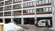Talvivaaran pääkonttori ja poliisiauto.