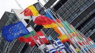 EU:n ja jäsenmaiden liput Euroopan parlamentin edustalla Brysselissä.