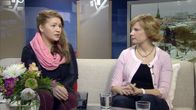 Nuorisolähettiläs Aicha Manai Taloudellisesta tiedotustoimistosta sekä EK:n koulutusjohtaja Jaana Lehto Aamu-tv:ssä