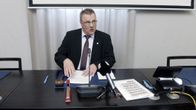 Pentti Oinonen tiedotustilaisuudessa eduskunnassa.