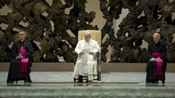 Paavi Franciscus puhuu toimittajille uuden paavin valintaa seuraavassa perinteisessä lehdistötilaisuudessa.
