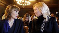 Sote-työryhmän puheenjohtaja, sosiaali- ja terveysministeriön kansliapäällikkö Päivi Sillanaukee (vas.) ja peruspalveluministeri Maria Guzenina-Richardson keskustelevat Säätytalolla sote-työryhmän raportin luovutustilaisuudessa.
