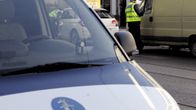 Poliisi sakottaa autoilijoita Helsingin Kampissa.