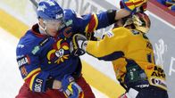 Ossi Väänänen ja Justin Azevedo vääntävät.