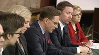 Ville Niinistö, Jutta Urpilainen, Jyrki Katainen, Paavo Arhinmäki ja Päivi Räsänen kehysriihen lehdistötilaisuudessa Säätytalolla.