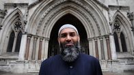 Muslimijohtaja Anjem Choudary oikeustalon edustalla Lontoossa.