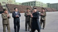 Kim Jong-un ja upseereita torilla.