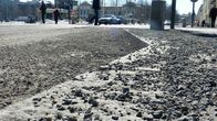 Hiekoitushiekkaa katukäytävällä. 