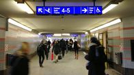 Matkustajia Tampereen asematunneilissa
