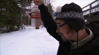 Pastori Antti Lankinen ottaa vesinäytettä.
