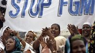 Somalinaisia lakanan edessä, jossa lukee STOP FGM.
