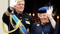 Willem-Alexander ja Beatrix vilkuttavat parvekkeelta.