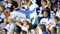 Suomen maajoukkueen kannattajia Suomi-Slovakia -pelissä 4. toukokuuta.