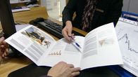 Pankkineuvoja kertomassa asiakkaalle sijoitusmahdollisuuksista.