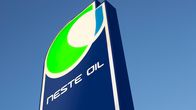 Neste Oilin logo bensiiniaseman pystymallisessa valokyltissä.
