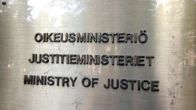 Oikeusministeriön kyltti Helsingissä.