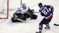 Tomas Kopecky yrittää maalintekoa Antti Raannalle.