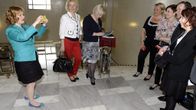Krista Kiuru kuvaa puhelimellaan edustajatovereitaan eduskunnassa ennen SDP:n puoluehallituksen kokoustata.