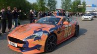 Gumball -autoja Turun satamassa.