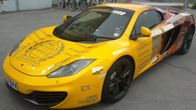 Gumball -auto Salon poliisilaitoksen pihalla.