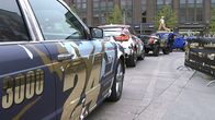 Gumball 3000 -ralliin osallistuvia autoja Helsingin Kampissa.