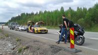 Ralliautoja tienvarressa