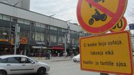 Autojan Aleksanterinkadulla Lahdessa. 