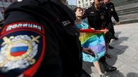 Poliisit pidättävät mielenosoittajia Moskovassa.