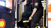 Palomies-sairaankuljettaja Sari Rautiala savusukeltajan paikalla Vantaan pelastusyksikössä. 