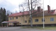Välikannuksen koulurakennus Kannuksessa.
