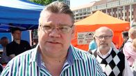 Timo Soini kommentoi ostamaansa etusivun ilmoitusta Helsingin Sanomissa 2. kesäkuuta 2013. 